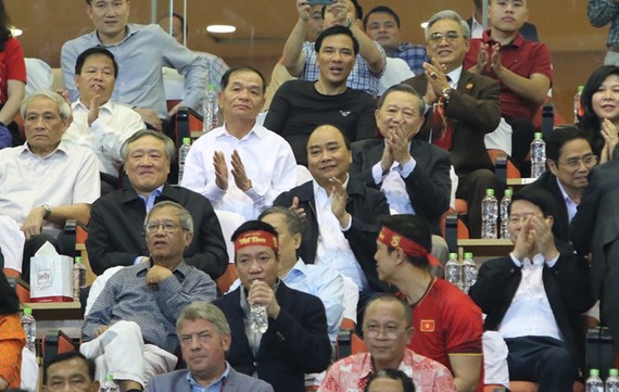阮春福總理親臨球場為球隊鼓舞士氣。（圖源：VGP）