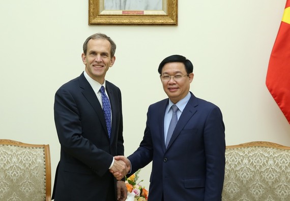 政府副總理王廷惠（右）接見美國谷歌集團副總裁肯特‧沃克。（圖源：誠鐘）