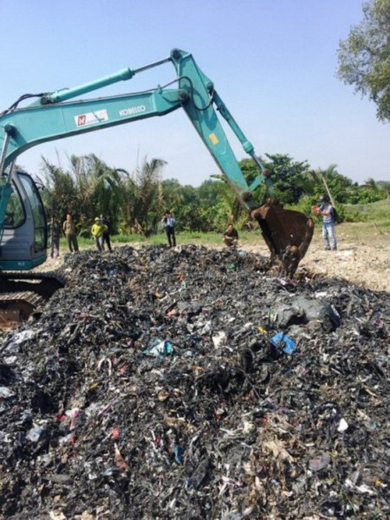 被媒體揭發的一起利用在平政縣豐富鄉第二邑進行 平整場地時非法填埋垃圾的事件。