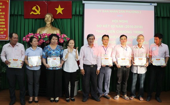 該坊人委會主席黃晉功向在扶貧計劃工作中有所作為的8集體和11個人頒發獎狀。