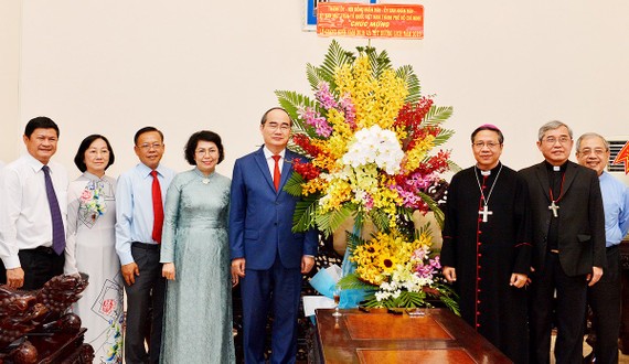 市委書記阮善仁(左五)向市天主教總教區祝賀聖誕節。（圖源：越勇）