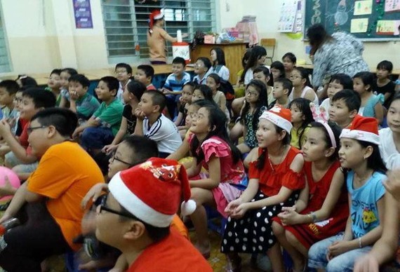 該中心華人學生正聆聽老師講述聖誕節故事。