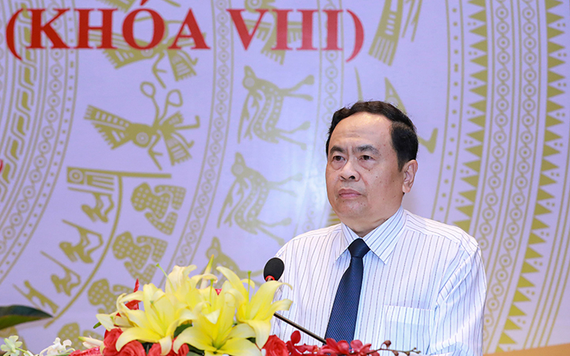 越南祖國陣線中央委員會主席陳清敏在會上致詞。（圖源：光榮）