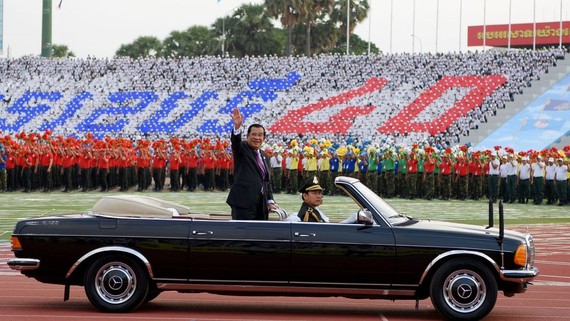 洪森首相出席“勝利日”紀念活動。（圖源：AFP）