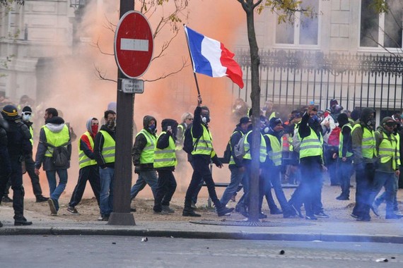 法國“黃背心”示威遊行持續進行。