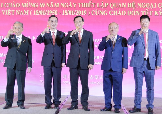 吳總領事(左二)與本市領導為兩國建交 69週年舉杯祝賀。
