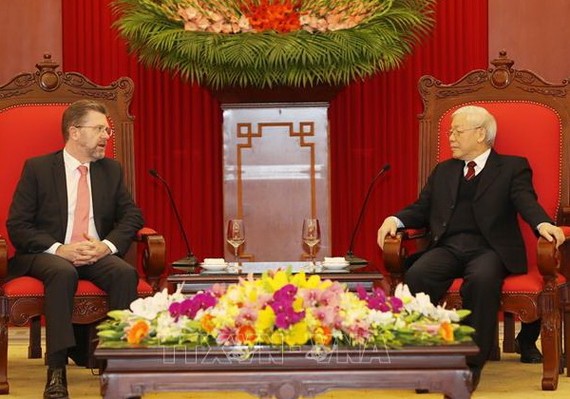 黨中央總書記、國家主席阮富仲（右）接見澳大利亞參議院議長里安。（圖源：越通社）