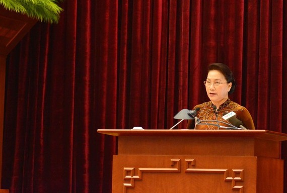 黨中央政治局委員、國會主席阮氏金銀出席會議並發表指導意見。（圖源：光勝）