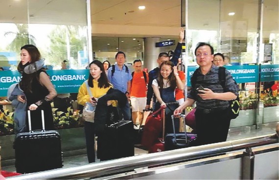 眾多越僑同胞回國過年。