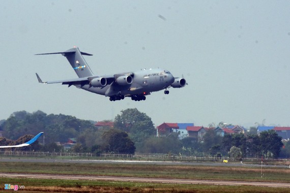昨(20)日下午1時，美朝峰會在河內舉行一週之前，美國空軍的一架C-17“環球霸王”Ⅲ軍用運輸機已降落內牌機場。（圖源：Zing）