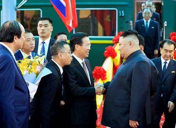 黨中央政治局委員、中央宣教部長武文賞在同登火車站迎接朝鮮最高領導人金正恩(右二)。（圖源：互聯網）