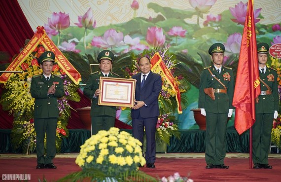 政府總理阮春福向邊防部隊頒授一等軍功勳章。（圖源：Chinhphu.vn）
