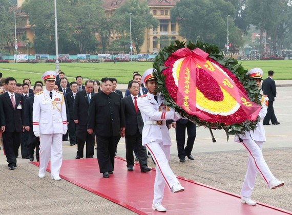 朝鮮最高領導人金正恩前往晉謁胡志明主席陵和敬獻花圈。（圖源：越通社）