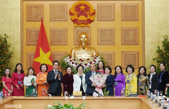 阮春福總理與女企業家代表合影。（圖源：光孝）
