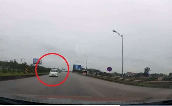 在河內-太原高速公路逆向駕駛的白色汽車。（圖源：視頻截圖）