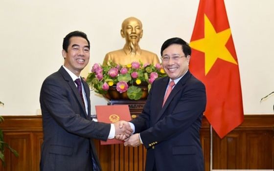 外交部長范平明（右）向蘇英勇同志頒授外交部副部長職務委任《決定》。（圖源：VOV）