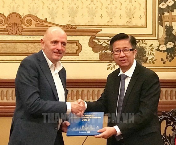 市人民議會副主席范德海（右）向比利時-越南友好議員組主席達爾曼議員贈送紀念品。（圖源：市黨部新聞網）