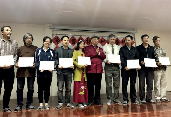 潘慶忠教授向學員頒發證書。