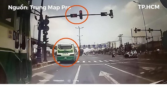 闖紅燈巴士差點釀成嚴重車禍。（圖源：視頻截圖）
