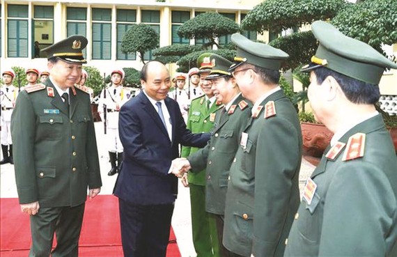 政府總理阮春福與公安幹部交談。（圖源：越通社）