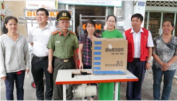第六坊的華人婦女嚴淑芳獲贈送一台縫紉機，價值760萬元。