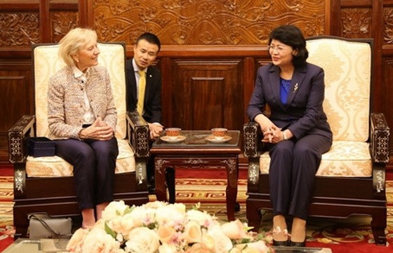 國家副主席鄧氏玉盛（右）接見微笑行動機構主席凱西‧馬奇女士。（圖源：人民軍隊報）