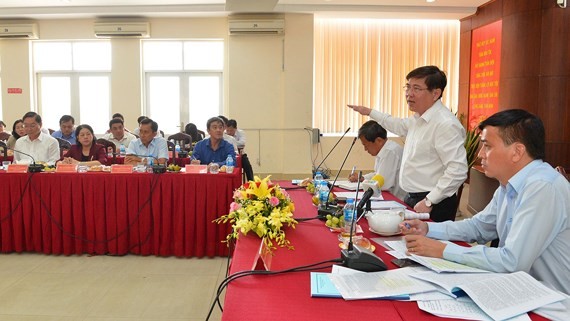 市人委會主席阮成鋒（右二）在會議上發表講話。（圖源：越勇）