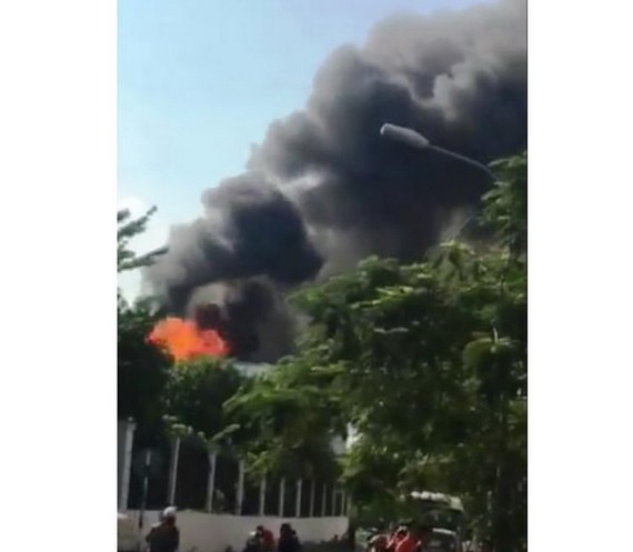 協平福變電站變壓站昨(15)日下午3時50分左右突然發生爆炸聲，隨後起火冒出滾滾濃煙。（圖源：民越）