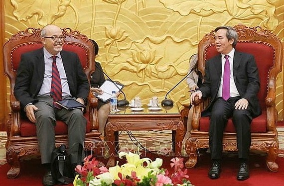 中央經濟部長阮文平（右）接見IMF亞-太司第四條文團長亞歷克斯‧莫穆拉斯。（圖源：越通社）