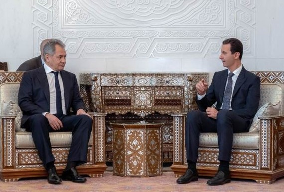 敘利亞總統巴沙爾‧阿薩德（右）與俄羅斯副總理尤里‧鮑里索夫舉行會談。（圖源：EPA）