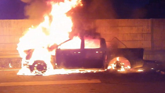 一輛皮卡車在本市-隆城-油曳高速公路上失火燃燒現場。（圖源：視頻截圖）