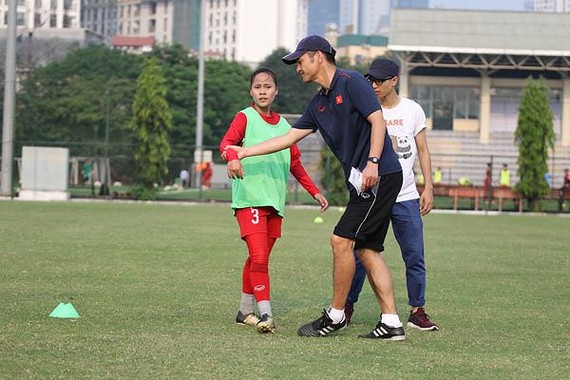 Ljiro Akira教練正訓練球隊。（圖源：互聯網）