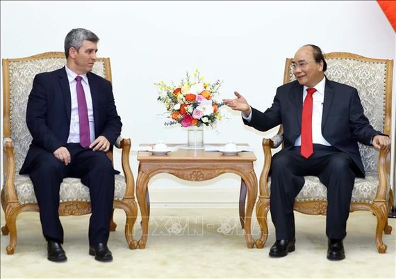 政府總理阮春福(右)接見古巴通訊部長路易斯‧佩爾多莫。（圖源：越通社）