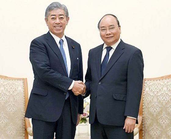政府總理阮春福(右)接見日本防衛大臣岩屋毅。（圖源：VGP）