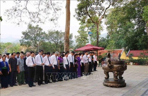 黨和國家領導在西北廣場的胡伯伯紀念堂隆重舉行“上香緬懷胡志明主席儀式”。（圖源：越通社）
