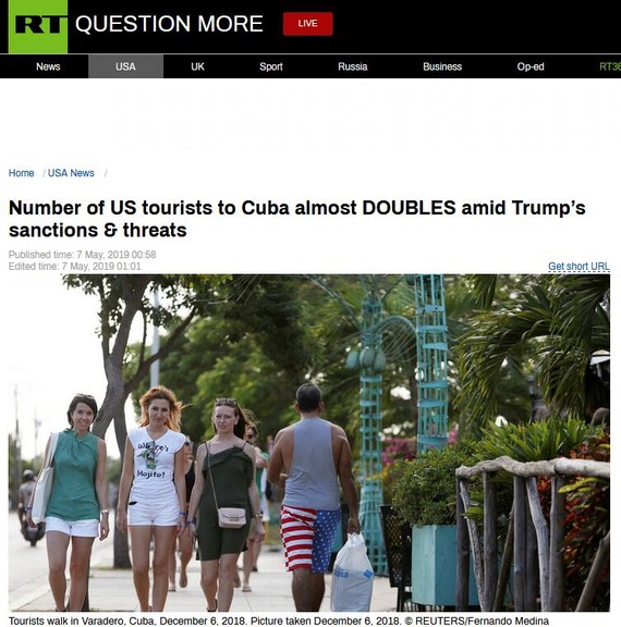 美國遊客在古巴巴拉德羅市街頭上遊逛。（圖源：RT報導截圖）