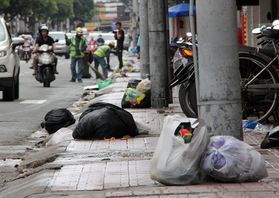 市民將垃圾堆放在門前及街道的習慣仍十分普遍。（圖源：光凱）