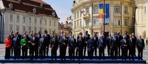 歐盟27個成員國領導人在羅馬尼亞錫比烏市政廳前合影。（圖源：路透社）