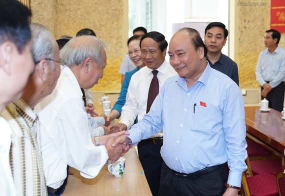 政府總理阮春福與選民接觸。（圖源：Chinhphu.vn）