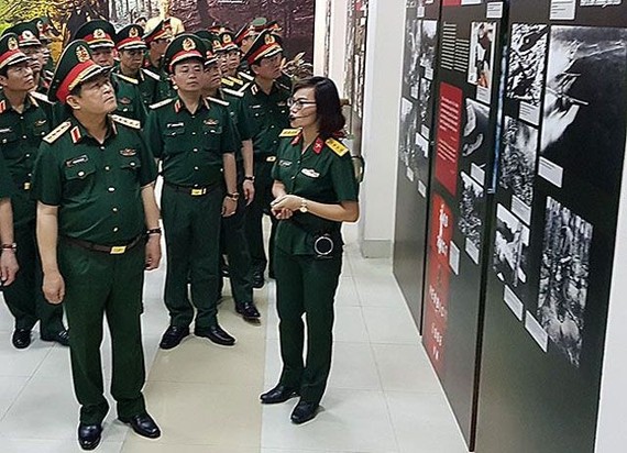 國防部長吳春歷大將（前左）探訪胡志明小道博物館。（圖源：人民電子報）