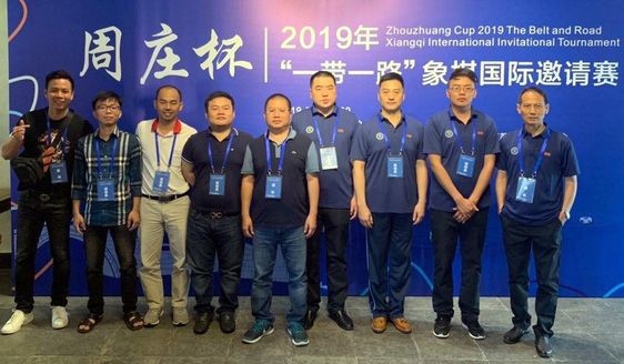 越南隊成員(左一至四)與參賽棋手合影。（圖源：互聯網）