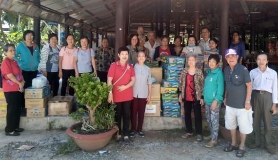 本市華人熱心人士組團前往西寧省錦豐寺殘疾老人和孤兒院，探望該院約226位殘疾無依的長者和孤兒。