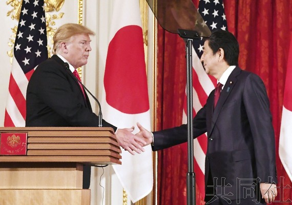日本首相安倍晉三和美國總統特朗普27日在首腦會談上就日美貿易談判一致同意，將朝著儘快談妥加快磋商。（圖源：共同社）