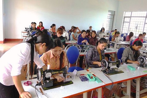 女勞動者參加免費縫製班。（示意圖源：互聯網）