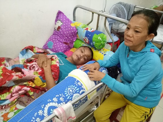 吳愛美在醫院守著兒子。