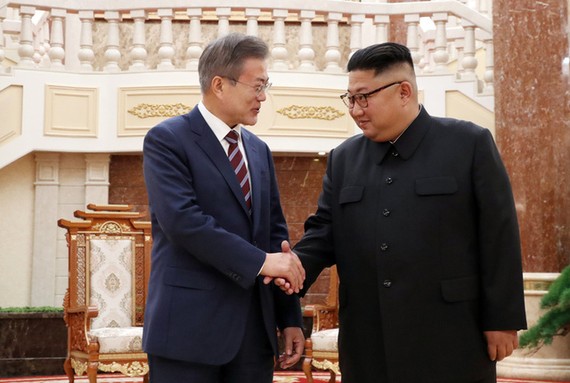 韓國政府5日在南北交流合作推進協議會會議上正式決定通過國際組織向朝鮮提供800萬美元援助。圖為韓國總統文在寅（左）與朝鮮最高領導人金正恩。（圖源：互聯網）