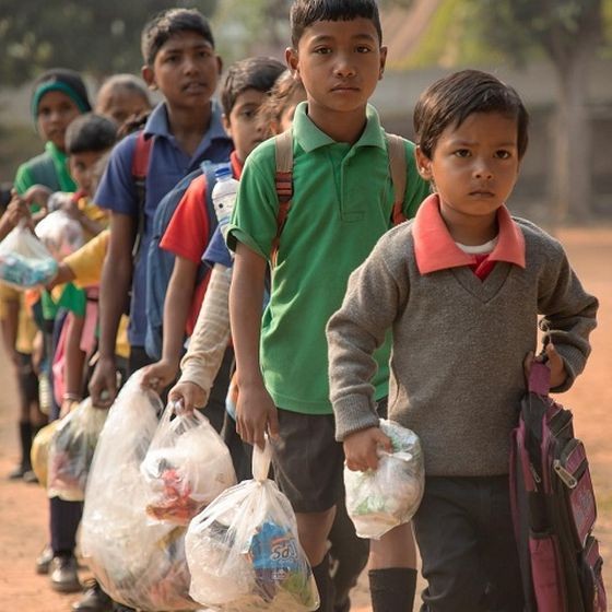 印度阿薩姆邦（Assam）一間學校門口每星期都會出現一個奇景，就是學生手持一大袋塑膠垃圾排隊進入校園，原來一袋袋垃圾對他們而言就是「學費」。（圖源：互聯網）