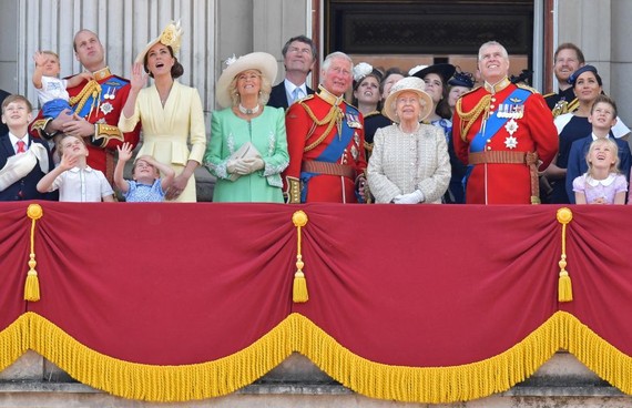 當地時間8日是英國女王伊麗莎白二世的官方壽辰，當天，英國舉行閱兵慶典。（圖源：AFP）