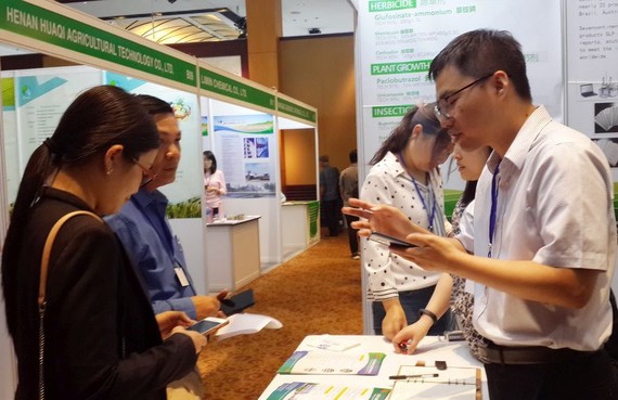 越南與中國企業家在展會上交流。