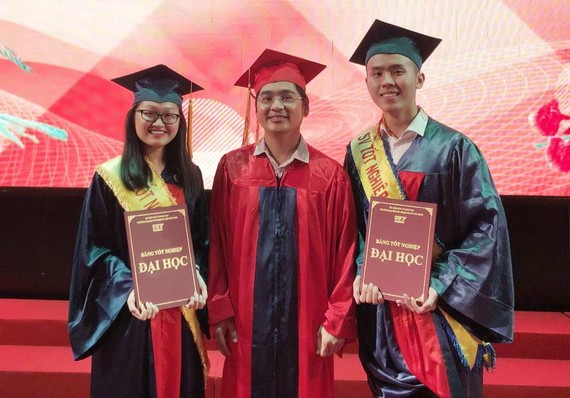 中文學系副主任阮福祿向兩名榜首學生頒發畢業證書。